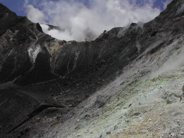 Schwefel und dampfende Wand am Turrialba