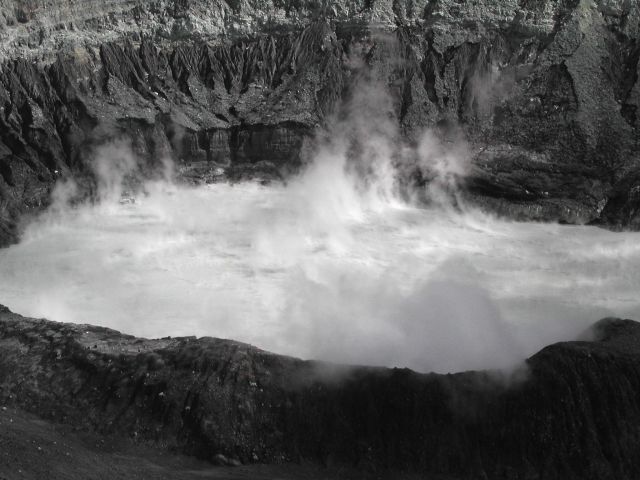 Dampfender Kratersse des Poas